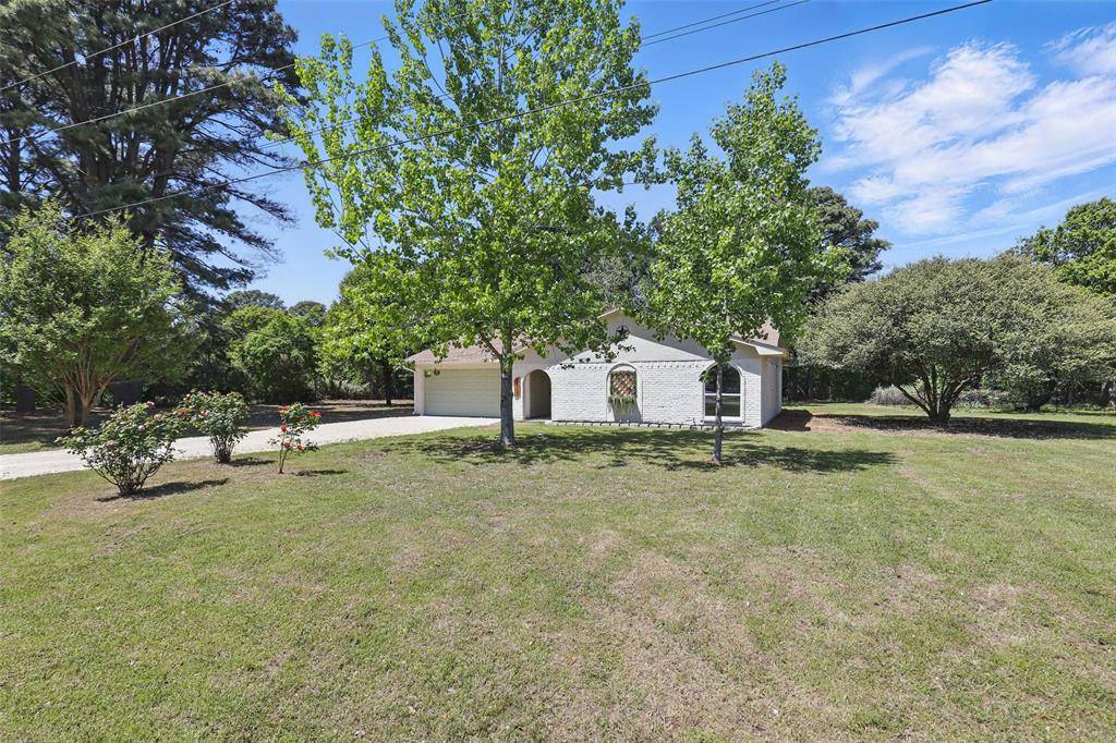 3933 Oakview Circle, Alvarado, TX 76009