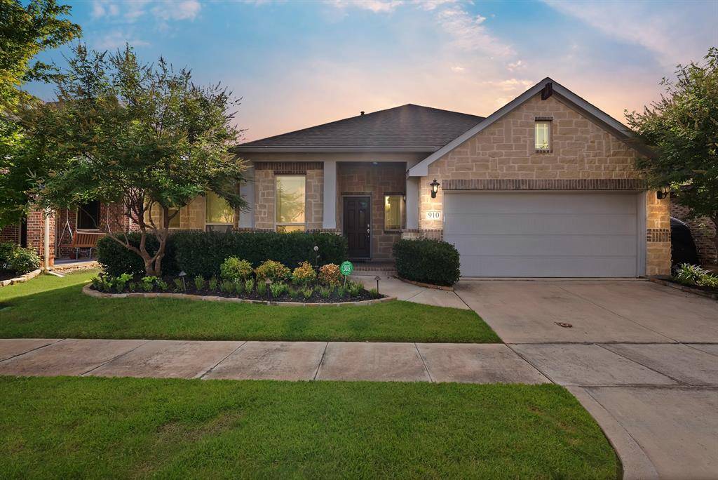 910 Greenhurst, Euless, TX 76039