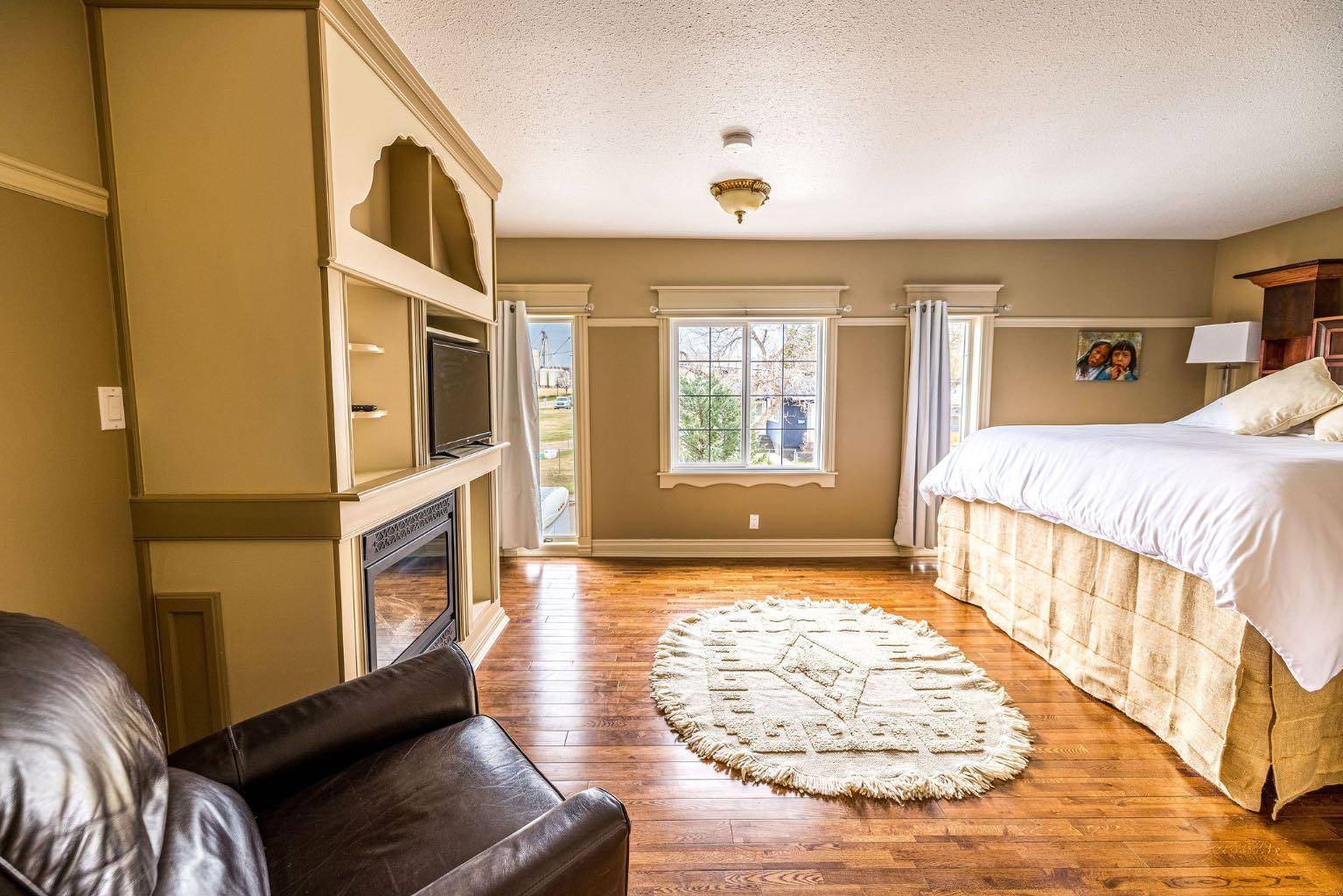 Drumheller, AB T0J0Y3,360 4 ST W