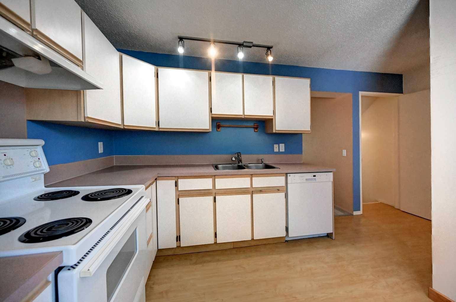 Calgary, AB T2W 2S6,999 Canyon Meadows DR SW #115