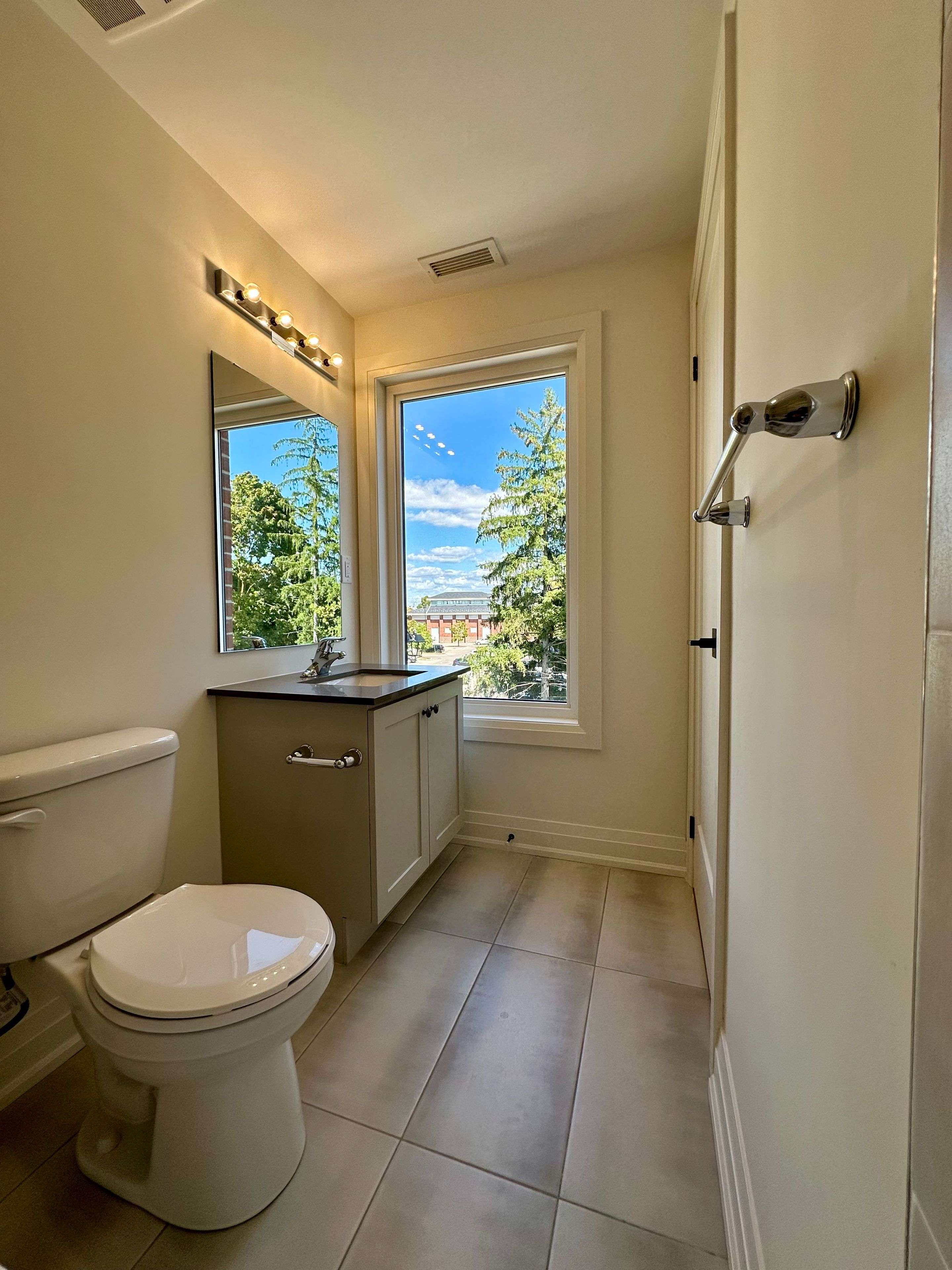 Richmond Hill, ON L4C 5W2,56 Elizabeth ST S #1306