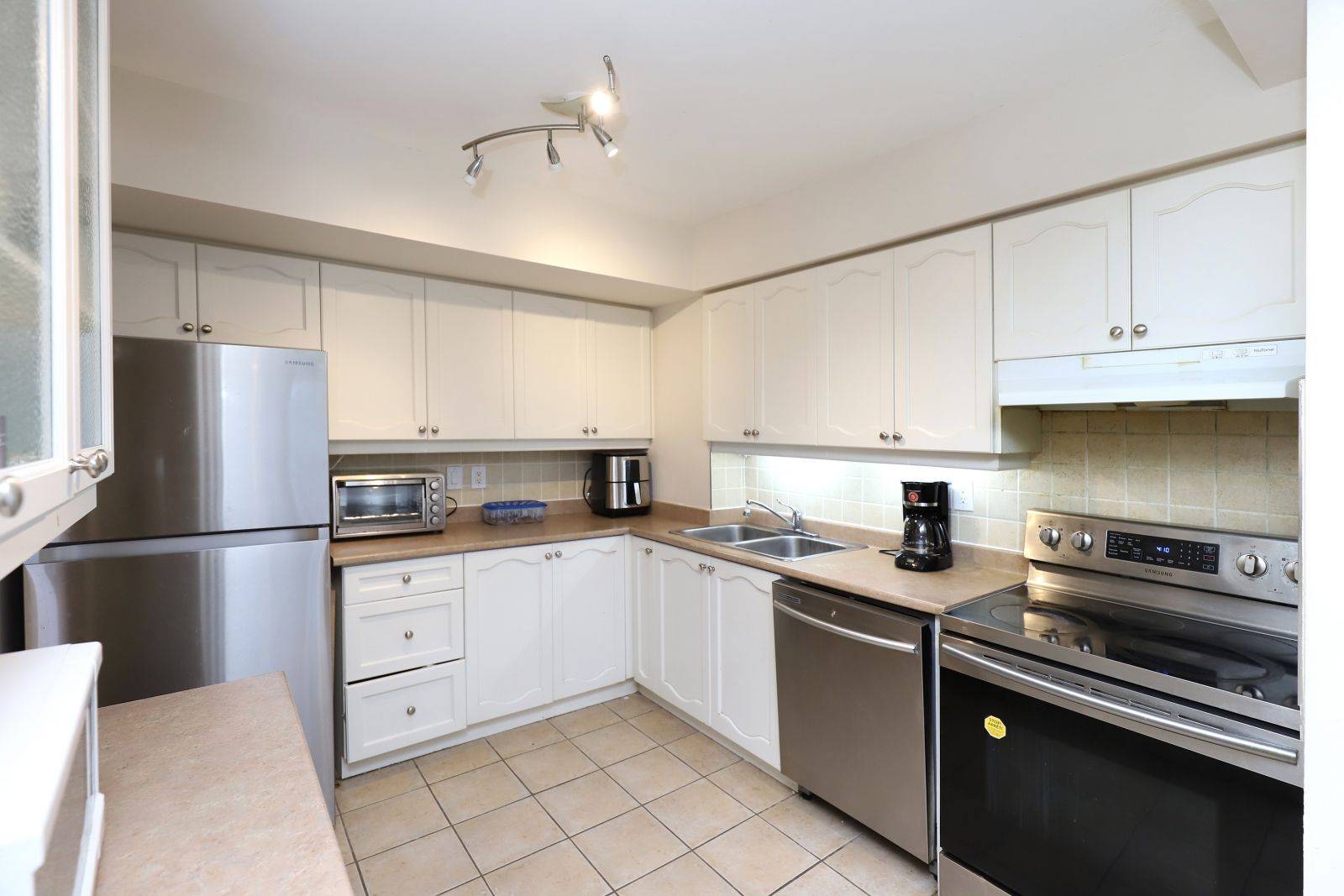 1000 Cedarglen Gate #413, Mississauga, ON L5C 3Z5
