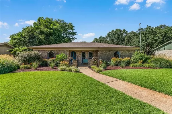 828 Spring Brook Drive,  Bedford,  TX 76021
