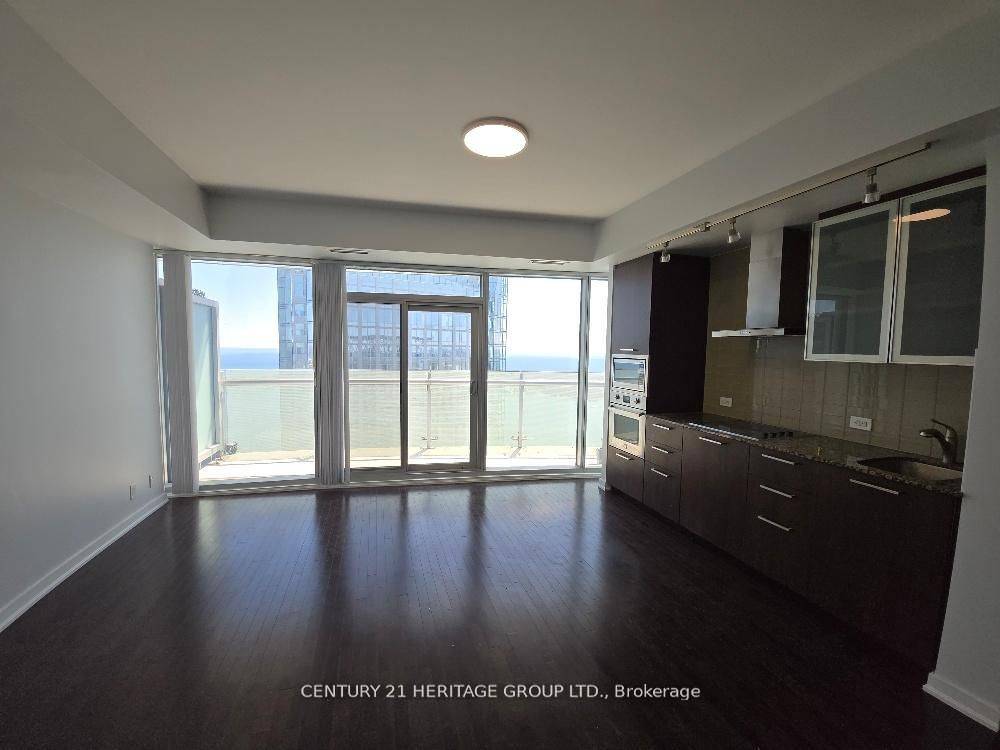 Toronto C01, ON M5J 2Z2,14 York ST #6304