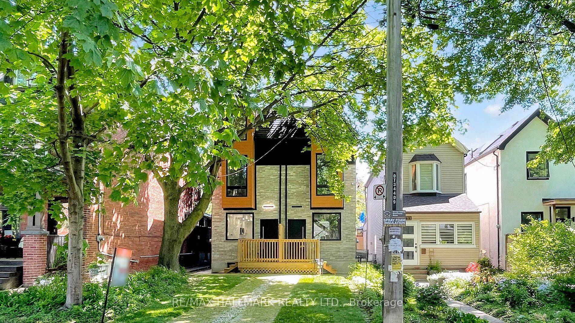 755 Manning AVE, Toronto C02, ON M6G 2W5