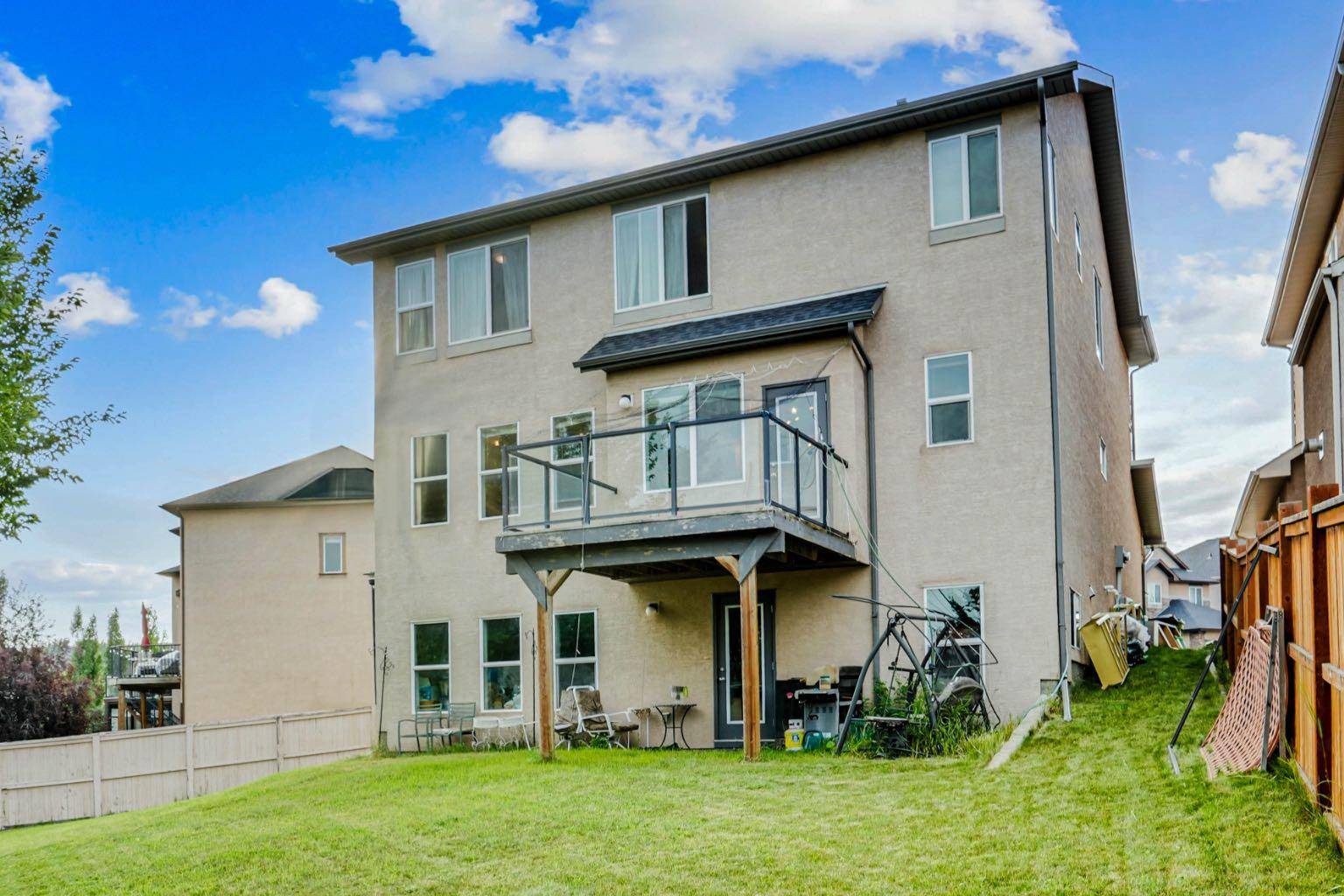 Calgary, AB T3H 0L8,28 Elmont Mews SW