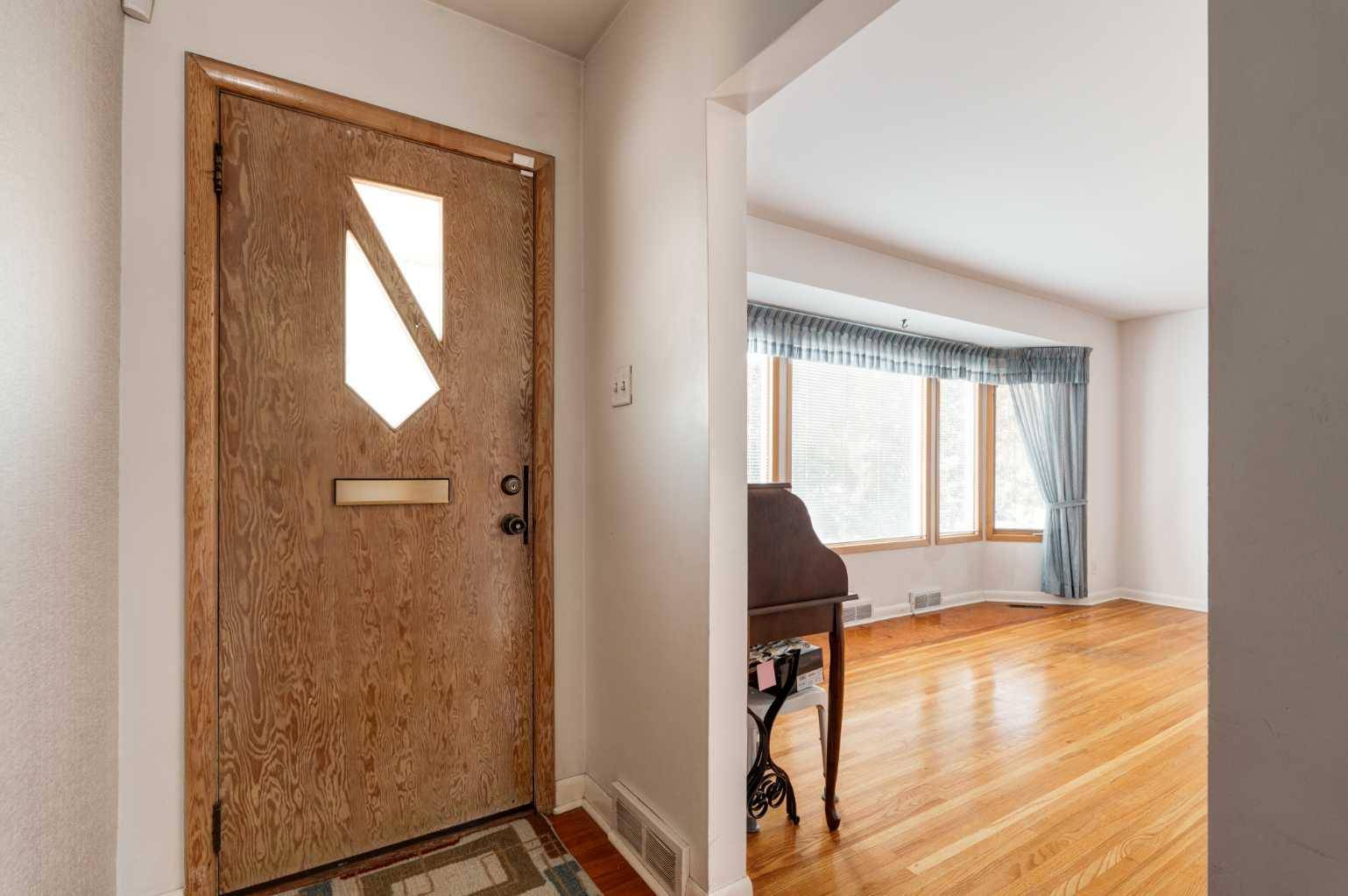 Calgary, AB T3E 2S7,2021 33 ST SW