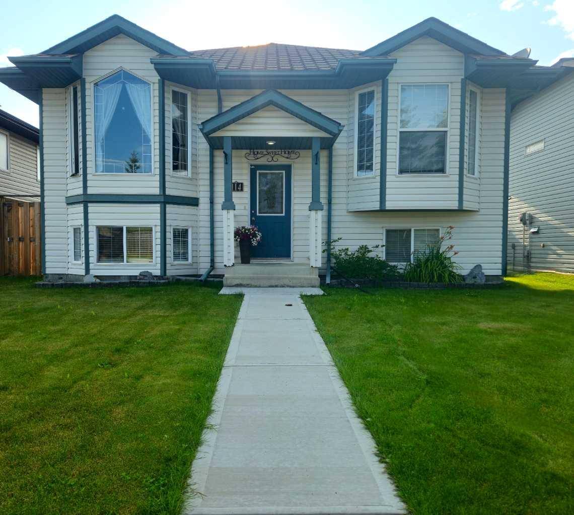 114 Robinson AVE, Penhold, AB T0M 1R0