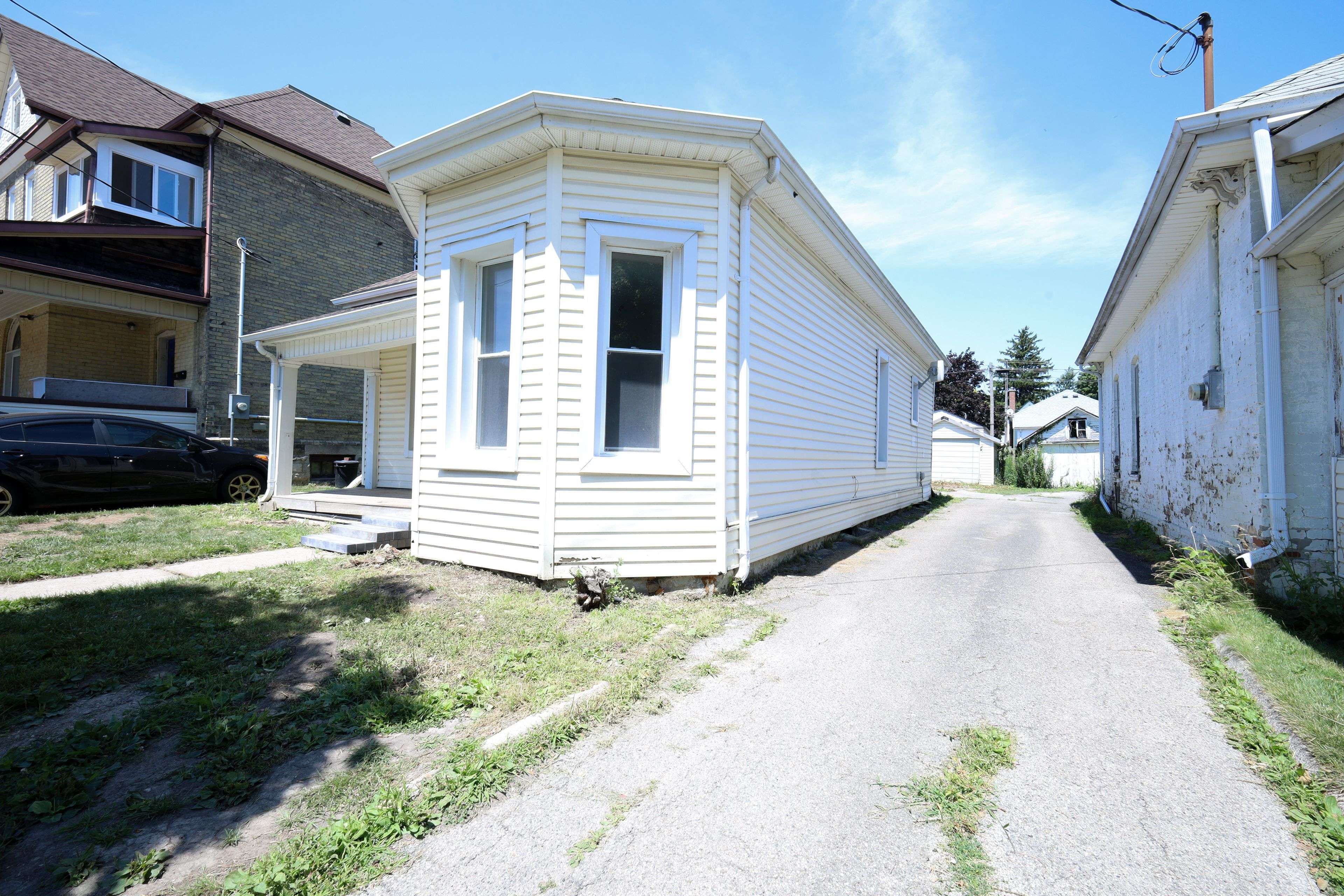 St. Thomas, ON N5R 2M5,8 Erie ST
