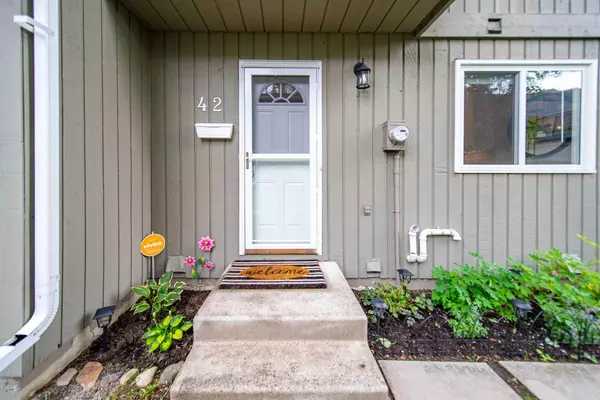 Calgary, AB T3G 1P2,6503 Ranchview DR NW #42