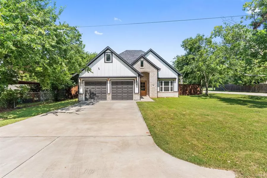 300 College Street, Joshua, TX 76058