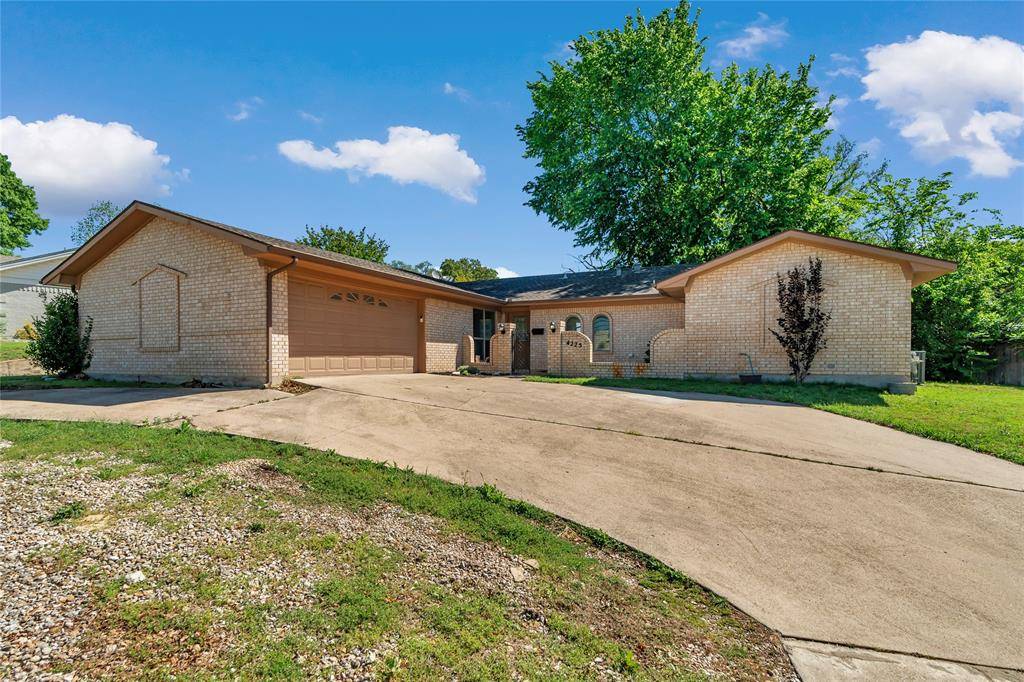 4225 Dawn Drive, Benbrook, TX 76116