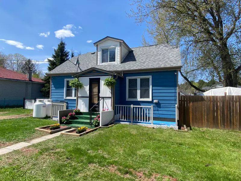 33 Glastonbury RD, Addington Highlands, ON K0H 2G0