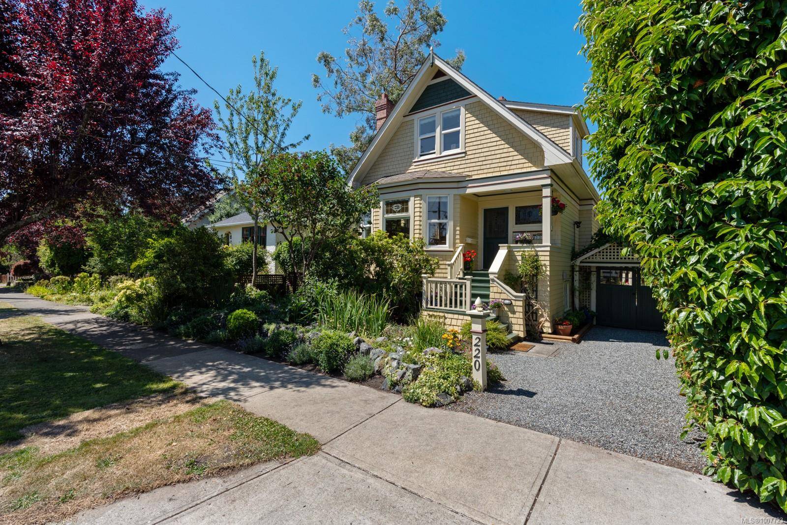 220 Beechwood Ave, Victoria, BC V8S 3W7
