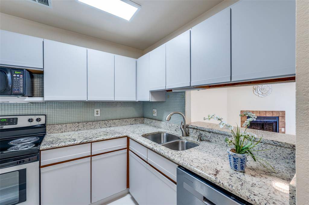 Denton, TX 76201,700 W Collins Street