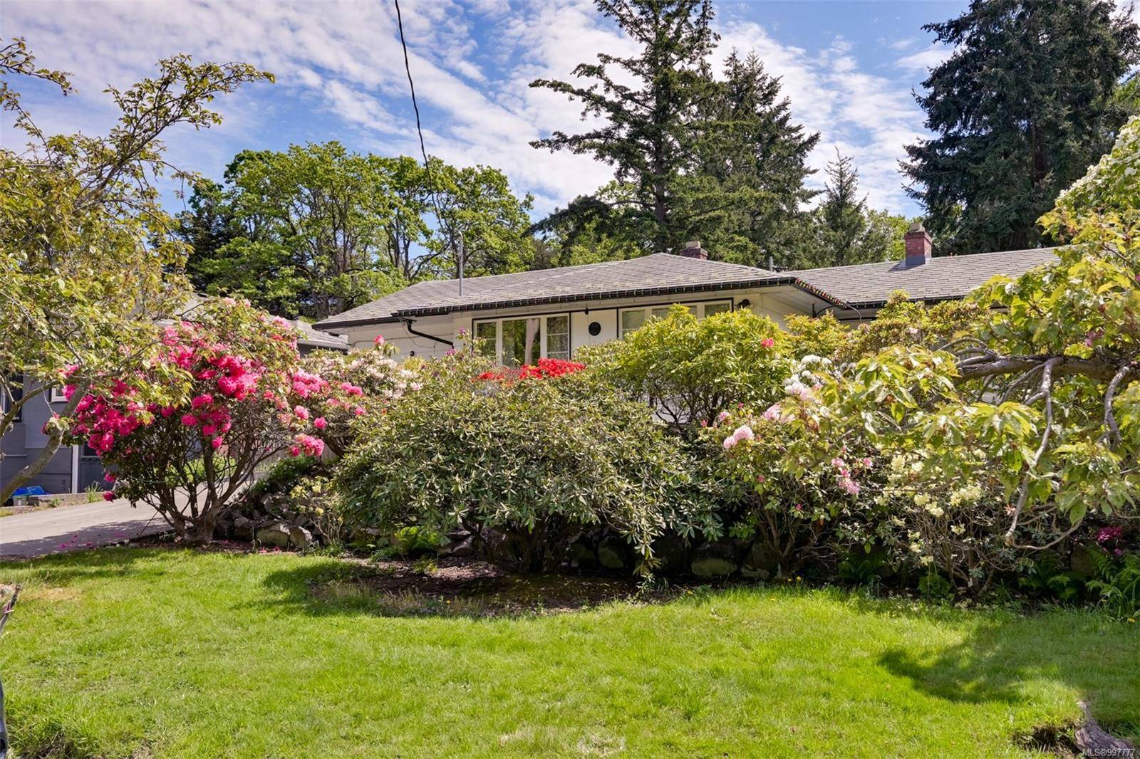 1233 Tattersall Dr, Saanich, BC V8P 1Y8