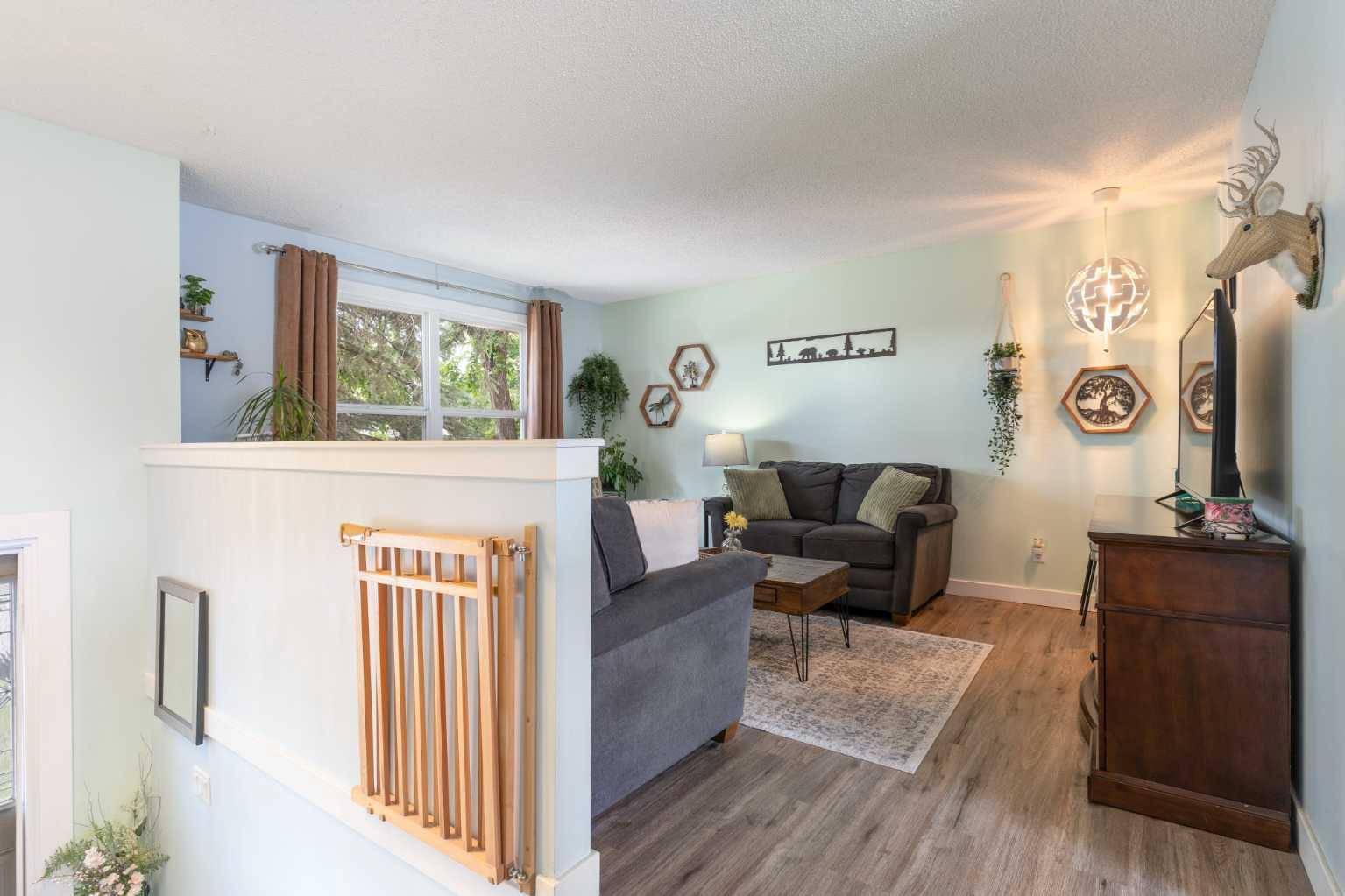 Calgary, AB T2B 2E2,60 Dover Meadow Close Southeast