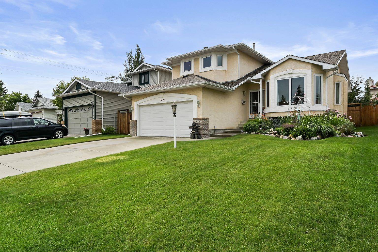 589 Shawinigan DR Southwest, Calgary, AB T2Y 2Y5