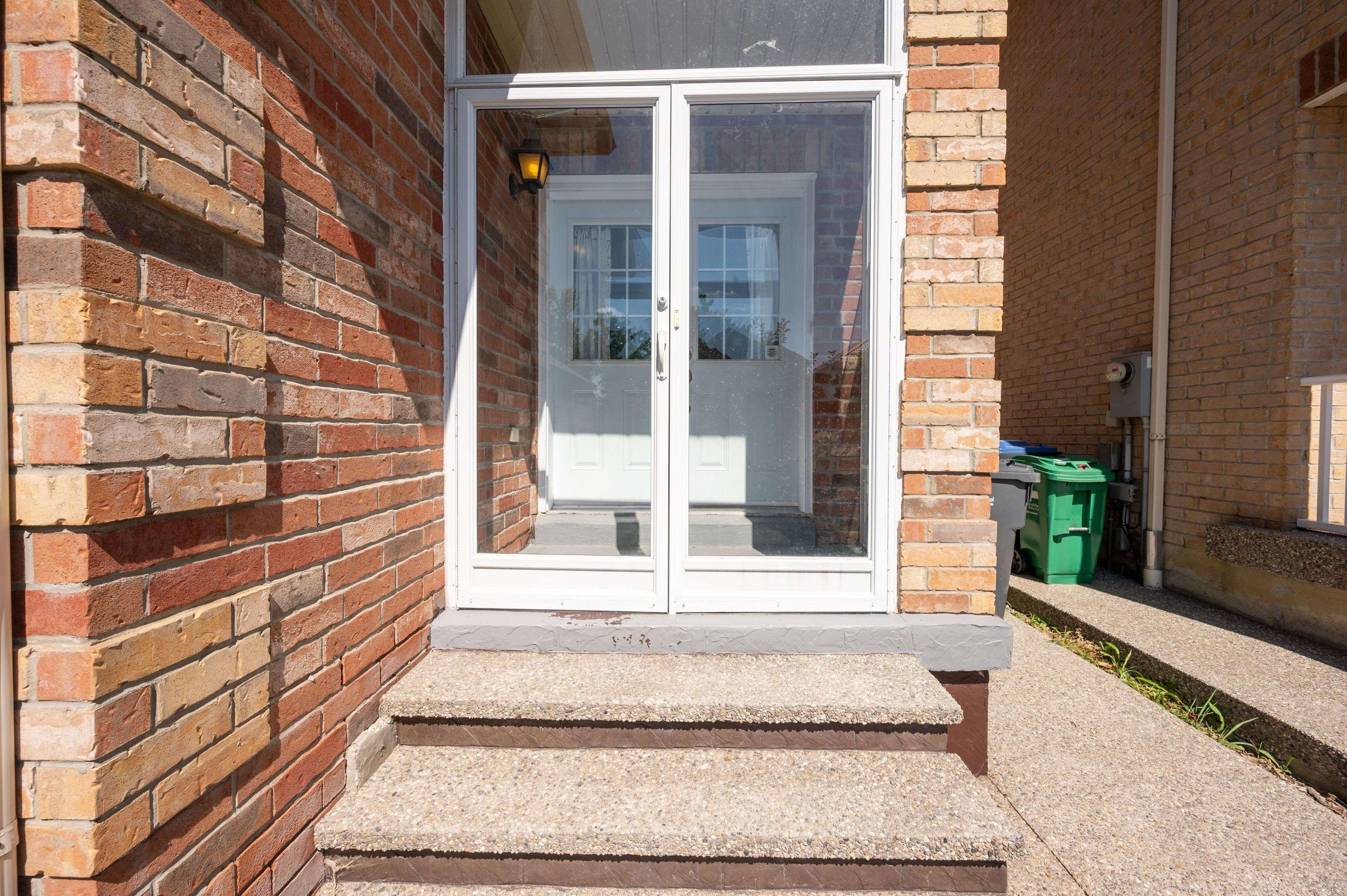 Mississauga, ON L5W 0C5,315 Comiskey CRES