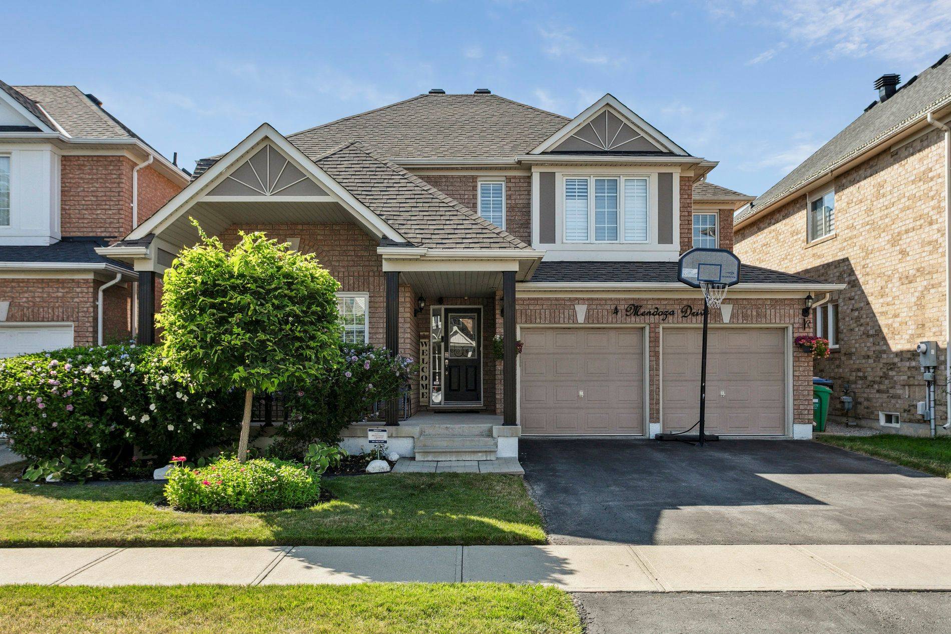 4 Mendoza DR, Brampton, ON L7A 3M3