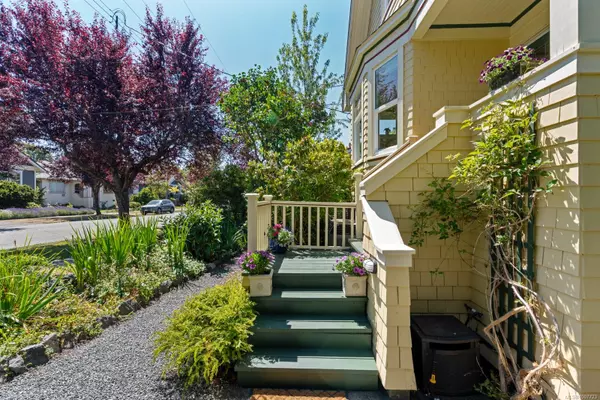 Victoria, BC V8S 3W7,220 Beechwood Ave