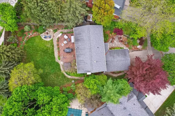 427 Stillmeadow CIR, Waterloo, ON N2L 5M1