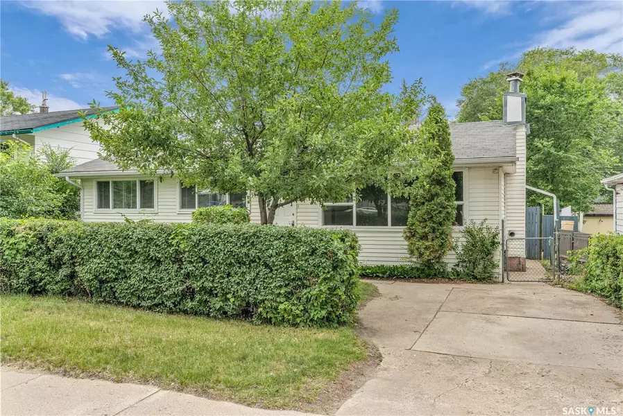 1721 E AVENUE N, Saskatoon, SK S7L 1V3