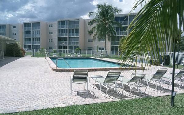 206 SE 10th St #302, Dania Beach, FL 33004