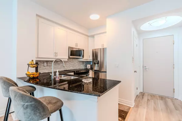 Toronto W06, ON M8V 4G3,2087 Lake Shore BLVD W #706