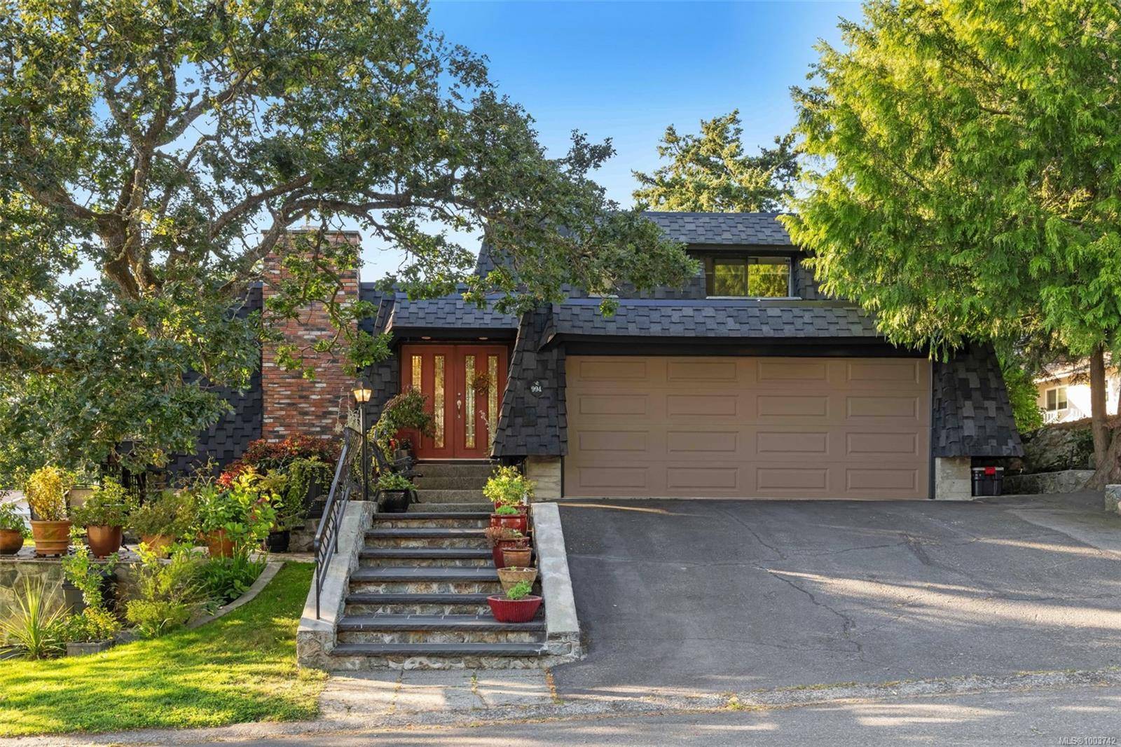 994 Landeen Pl, Saanich, BC V8X 3Z3