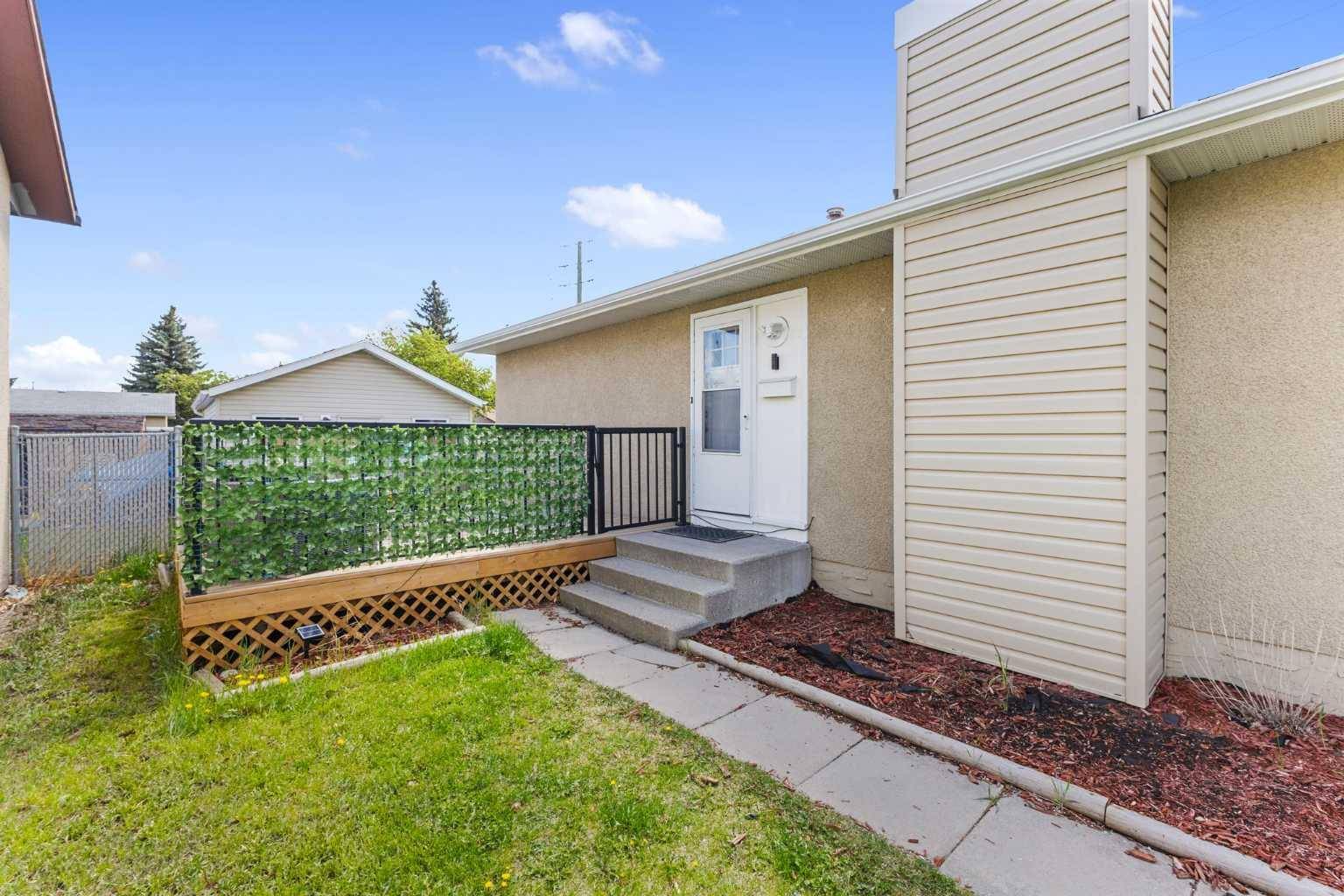 Calgary, AB T1Y 3V2,6824 Rundlehorn DR NE