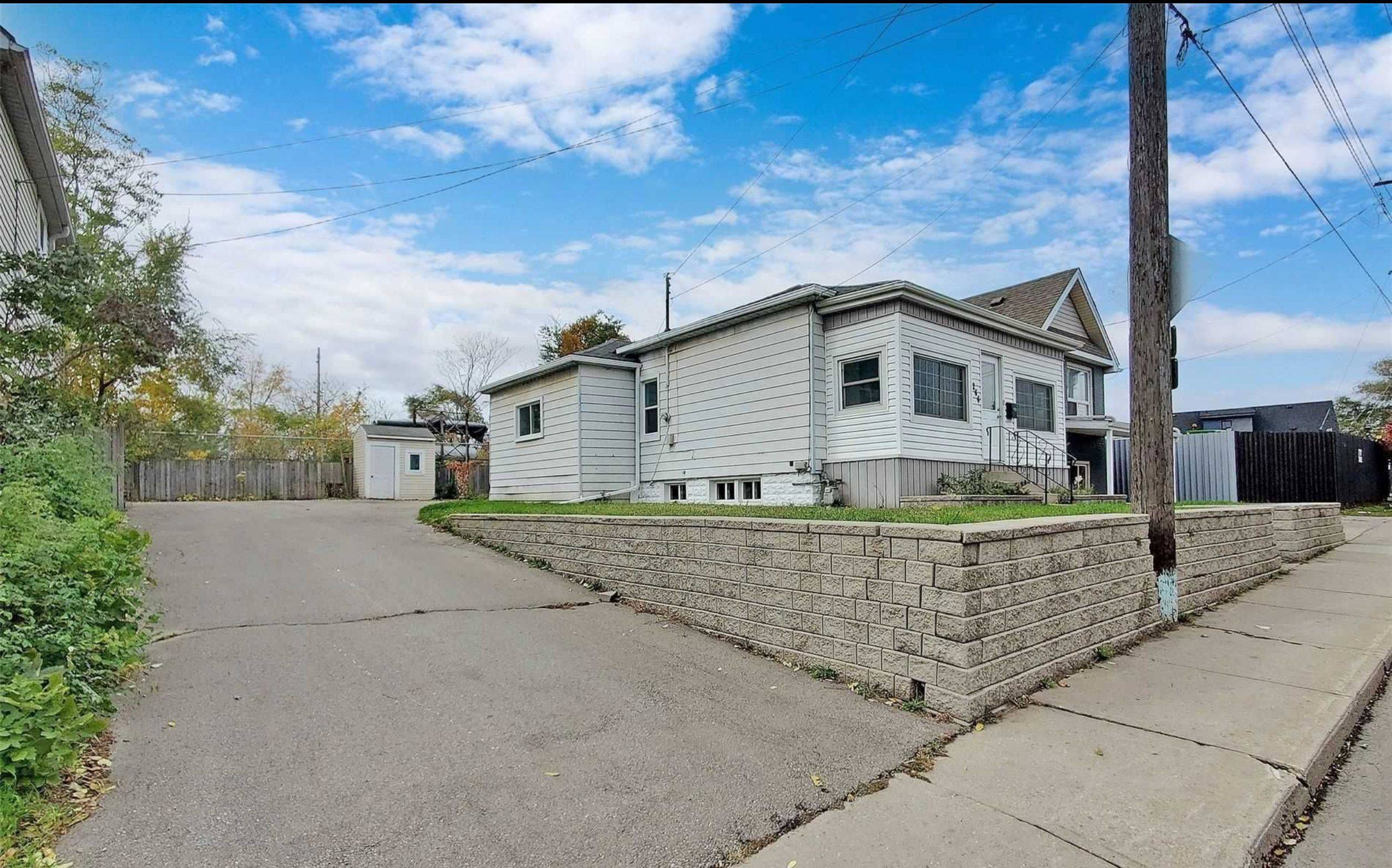 266 Beach RD #UPPER, Hamilton, ON L8L 4B2