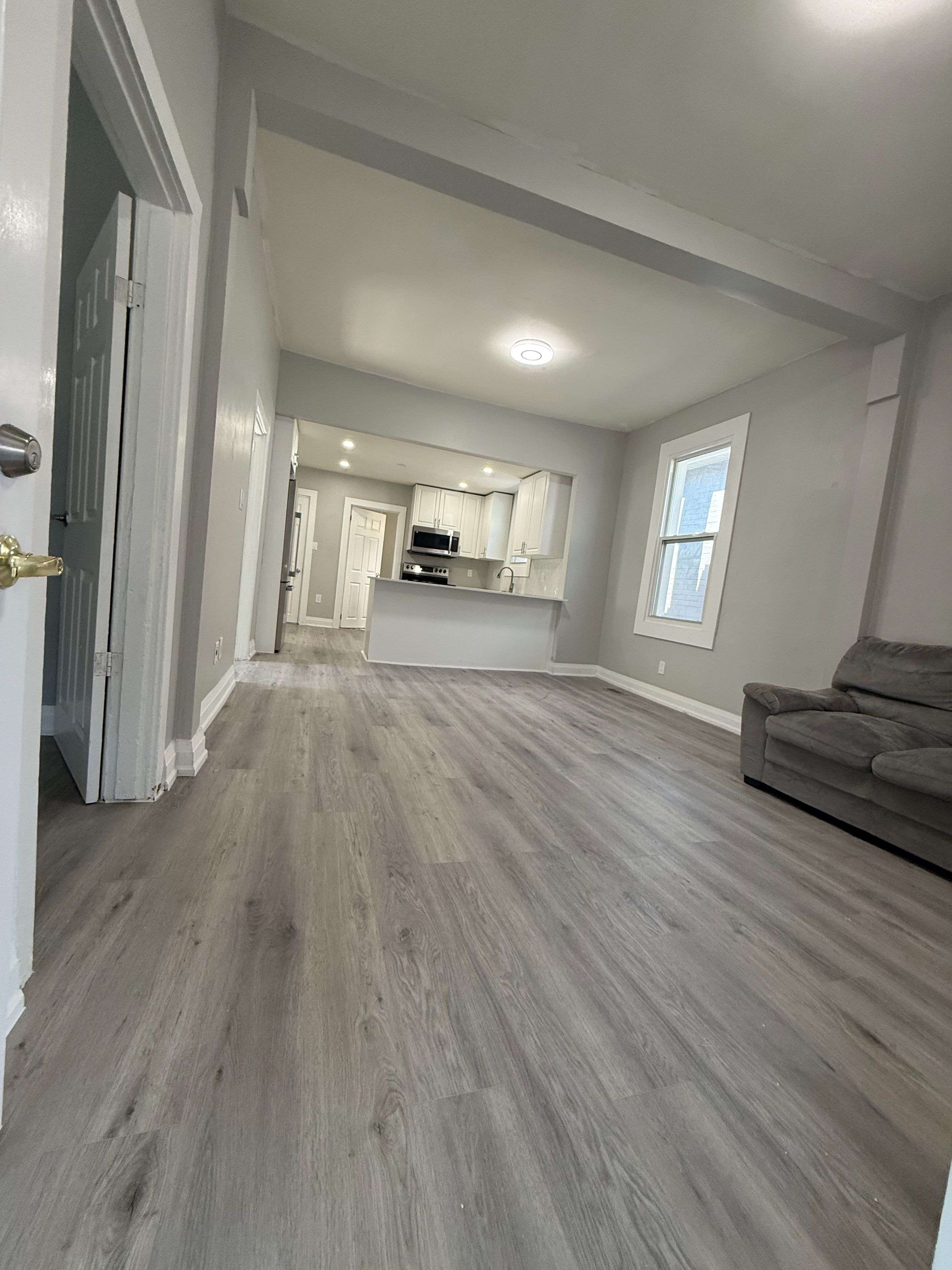 Hamilton, ON L8L 4B2,266 Beach RD #UPPER
