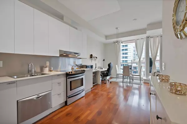 Toronto C01, ON M5G 1P7,111 Elizabeth ST #1820