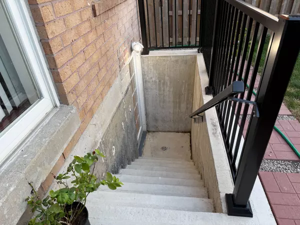 Mississauga, ON L5V 2T1,1045 Windbrook GRV #Bsmt