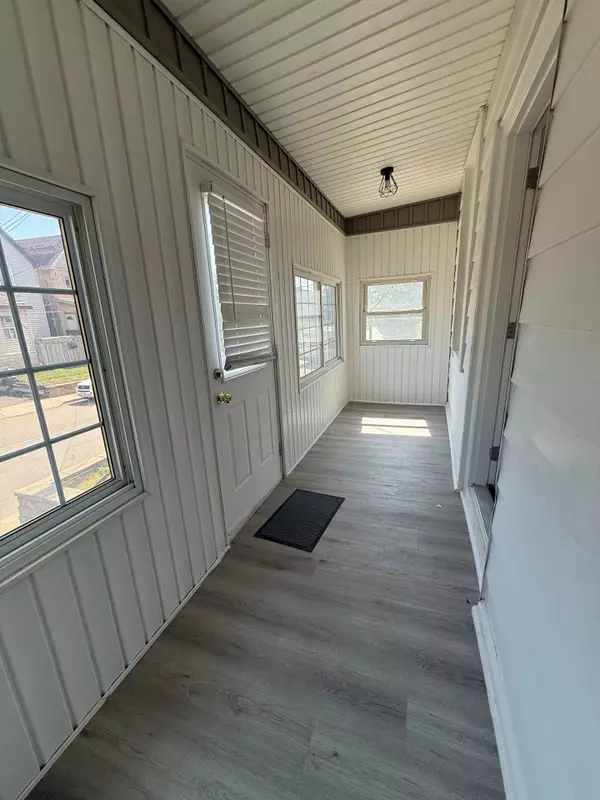 Hamilton, ON L8L 4B2,266 Beach RD #UPPER