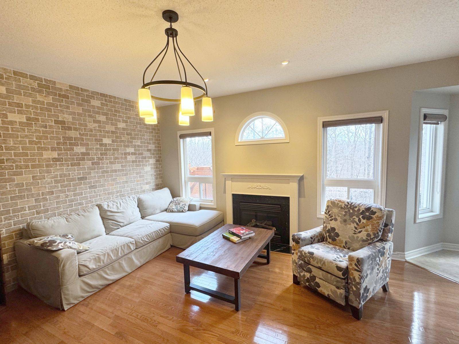 Burlington, ON L7L 7N3,2429 Whitehorn DR