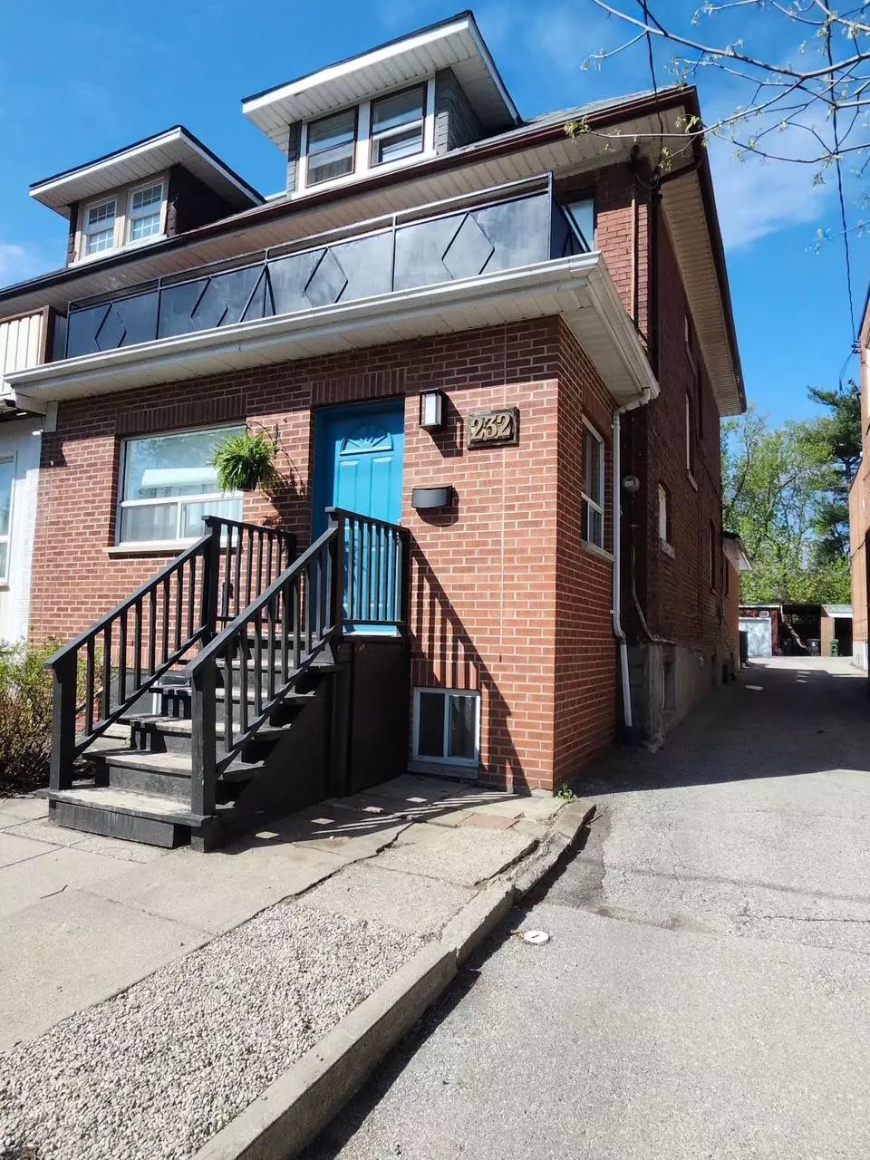Toronto W02, ON M6P 2P5,232 Pacific AVE