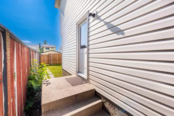 Calgary, AB T3J 1Z4,6483 54 ST NE