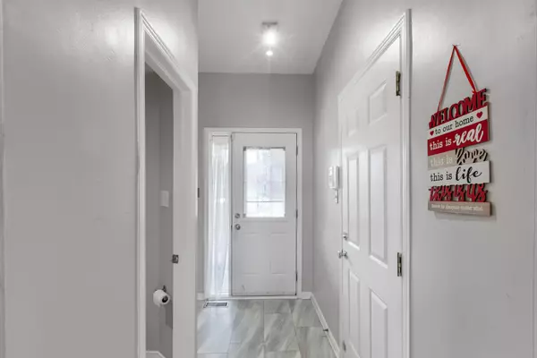 Barrhaven, ON K2J 4N1,196 Daventry CRES