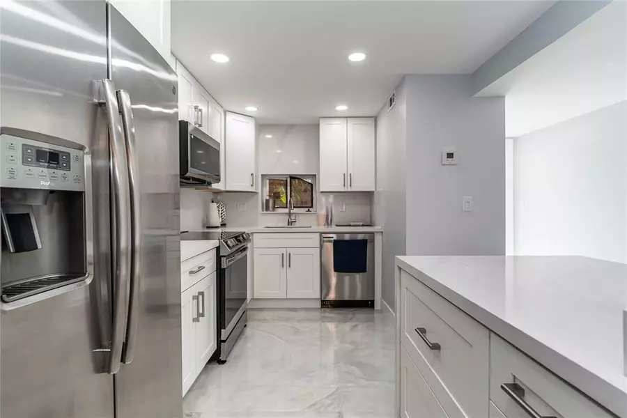 9523 S Hollybrook Lake Dr #102, Pembroke Pines, FL 33025
