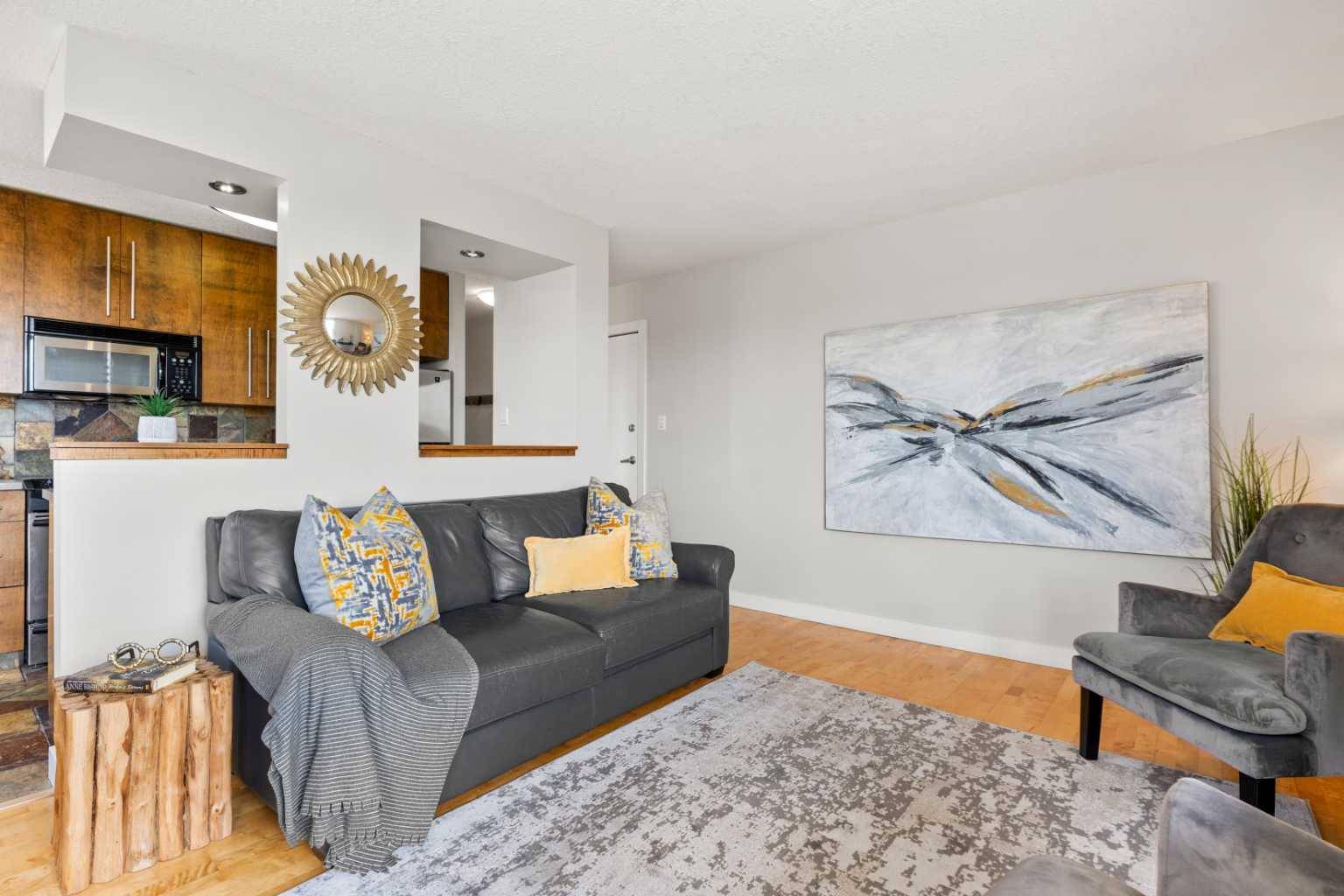 Calgary, AB T2T 4K2,2220 16A ST SW #404