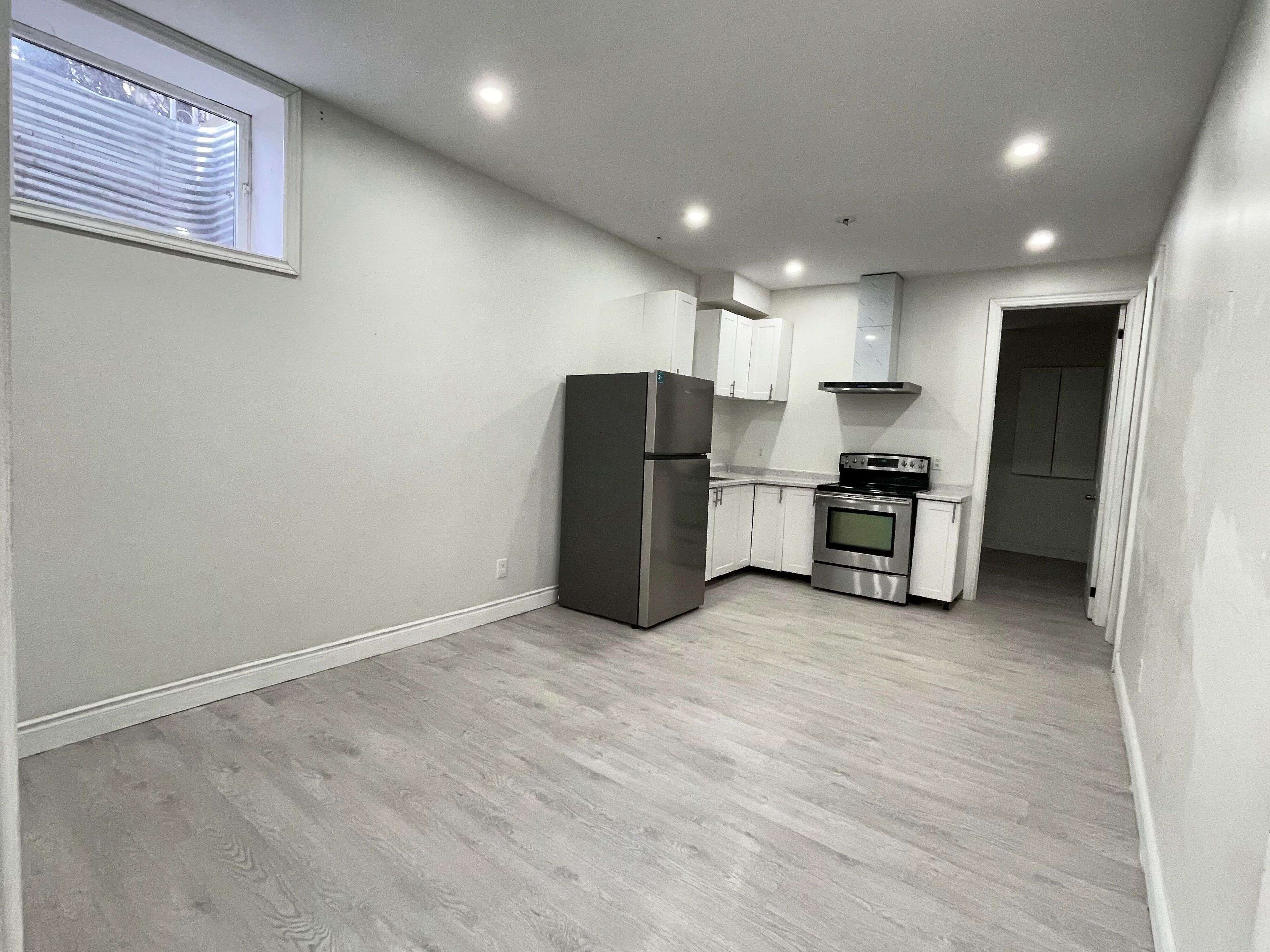 Niagara Falls, ON L2E 1Y1,5866 Valley WAY #LEGAL BASEMENT