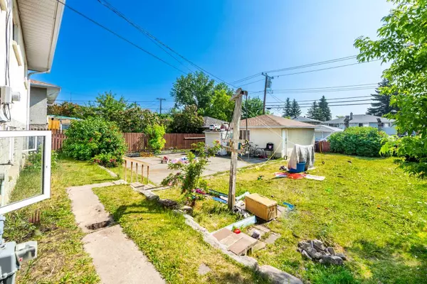 Calgary, AB T2B 0Z3,1826 38 ST Southeast