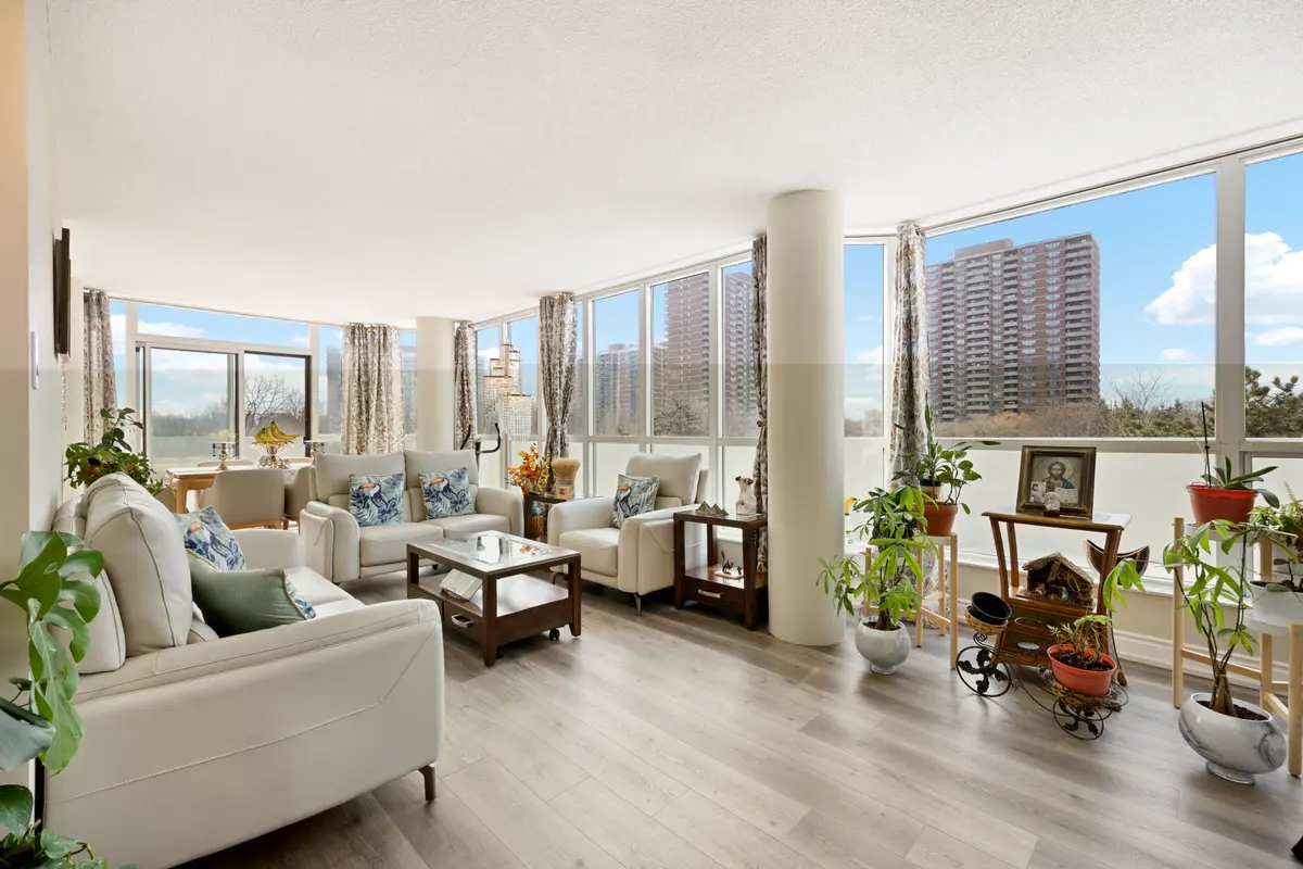 Toronto W10, ON M9V 5G8,3 Rowntree RD W #302