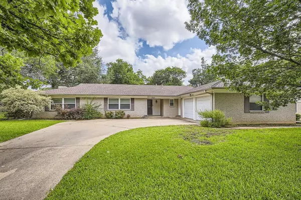 2700 Blackwood Drive, Arlington, TX 76013