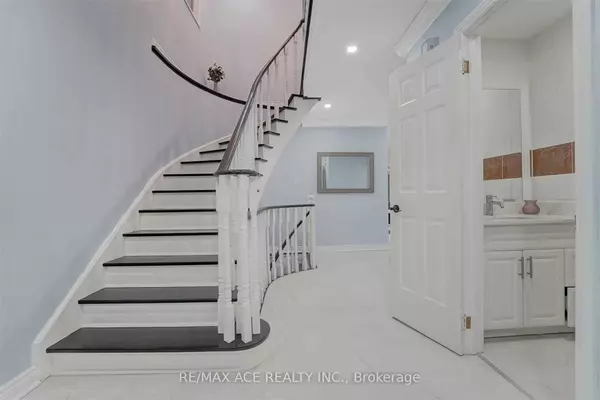 Pickering, ON L1X 1X9,2034 Shay DR