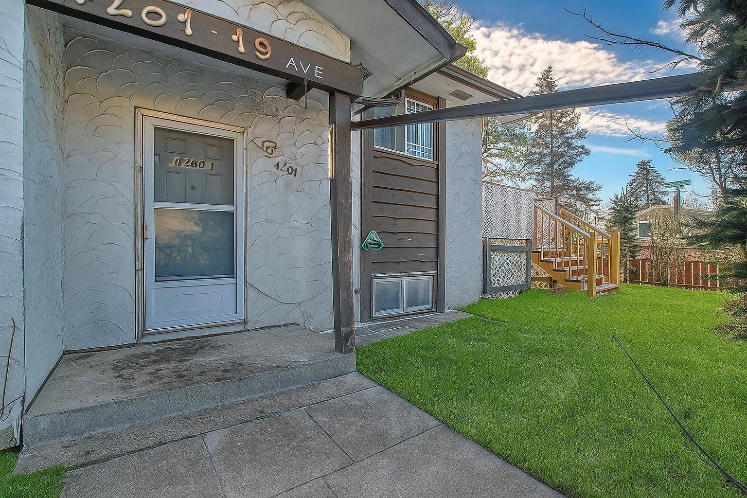 Calgary, AB T2B 2M3,4201 19 AVE SE