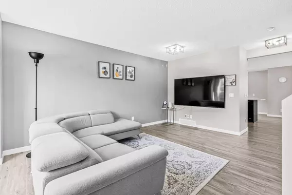 Calgary, AB T3K 5X7,137 Covepark CRES NE