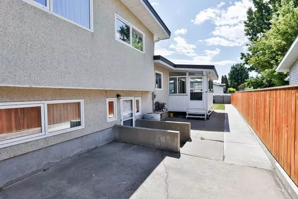 Lethbridge, AB T1H 4L7,22 Hawthorne PL N